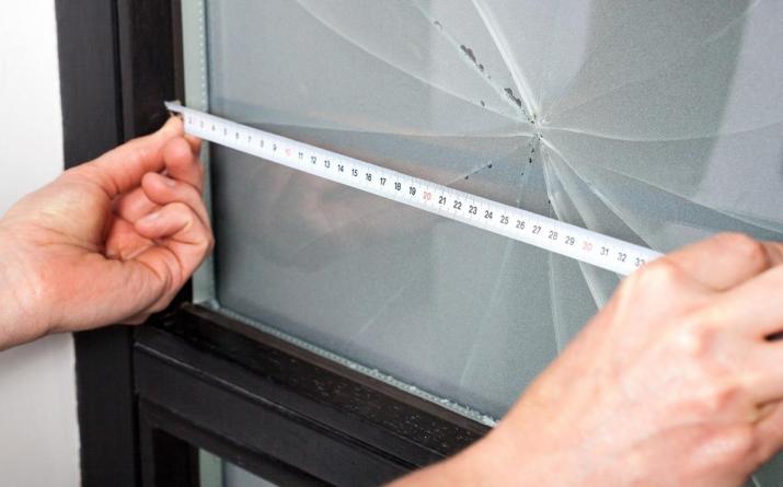 Самостоятельная замена стекла в межкомнатной двери: советы бывалых
