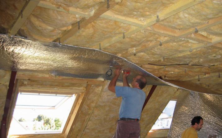 Утепление потолка опилками — самый доступный способ теплоизоляции